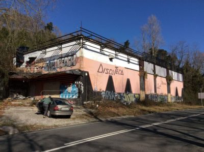 Jazzberri abandonada desde fuera